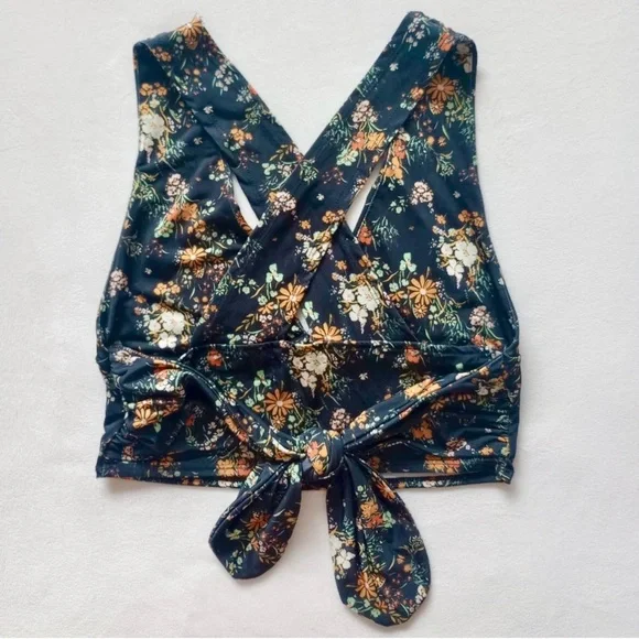 🌻 SLAYED Urban Outfitters Black Motif Floral Lace Trim Top-Small ✨ - Picture 4 of 9